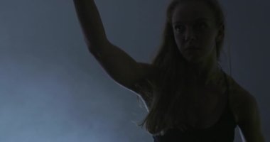 Dans kursunda çağdaş dansçılar.