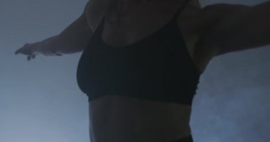 Dans kursunda çağdaş dansçılar.
