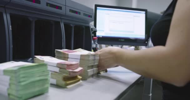 Pracownicy Banku Korzystający Maszyny Liczenia Pieniędzy Podczas Sortowania Liczenia Banknotów — Wideo stockowe