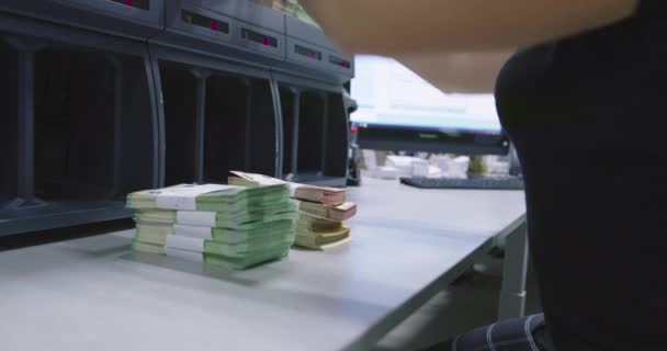 Funcionários Banco Que Usam Máquina Contagem Dinheiro Enquanto Classificam Contam — Vídeo de Stock