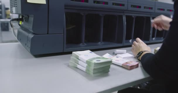 Bankangestellte Benutzen Geldzählmaschinen Beim Sortieren Und Zählen Von Banknoten Bankschließfach — Stockvideo