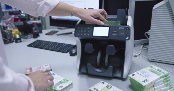 Empleados Bancarios Usando Máquina Contadora Dinero — Vídeos de Stock