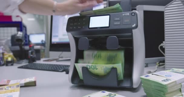 Empleados Bancarios Usando Máquina Contadora Dinero — Vídeo de stock