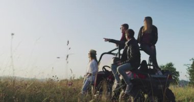 Genç arkadaşlar sabah güneşinde eğleniyorlar, hipsterlar macera arıyorlar.