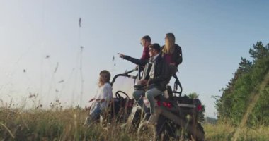 Genç arkadaşlar sabah güneşinde eğleniyorlar, hipsterlar macera arıyorlar.