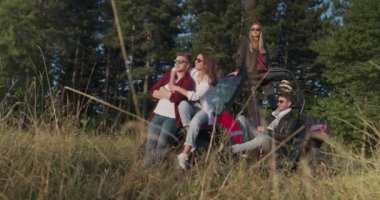 Genç arkadaşlar sabah güneşinde eğleniyorlar, hipsterlar macera arıyorlar.