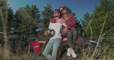 Genç arkadaşlar sabah güneşinde eğleniyorlar, hipsterlar macera arıyorlar.