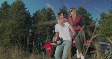 Genç arkadaşlar sabah güneşinde eğleniyorlar, hipsterlar macera arıyorlar.