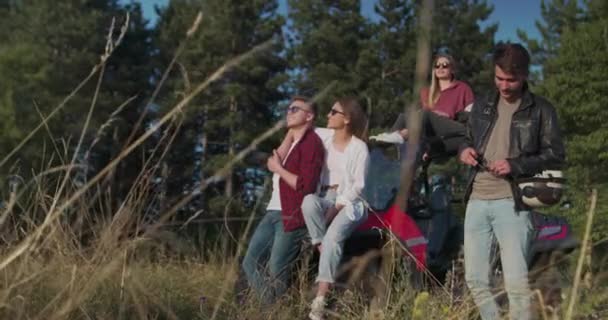 Jóvenes amigos divirtiéndose al sol de la mañana, hipsters en busca de aventura — Vídeo de stock