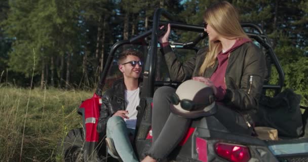 Junge Freunde amüsieren sich in der Morgensonne, Hipster suchen das Abenteuer — Stockvideo