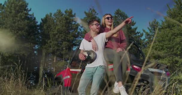 Jóvenes amigos divirtiéndose al sol de la mañana, hipsters en busca de aventura — Vídeo de stock