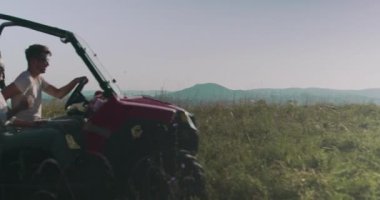 Genç arkadaşlar sabah güneşinde eğleniyorlar, hipsterlar macera arıyorlar.