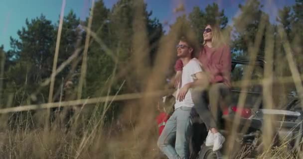 Młodzi przyjaciele bawiący się w porannym słońcu, hipsterzy szukający przygody — Wideo stockowe