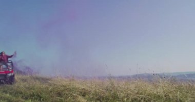 Genç arkadaşlar sabah güneşinde eğleniyorlar, hipsterlar macera arıyorlar.