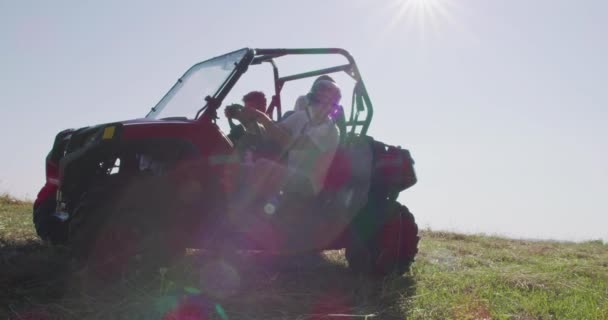 Młodzi przyjaciele bawiący się w porannym słońcu, hipsterzy szukający przygody — Wideo stockowe