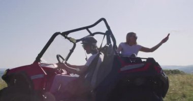Genç arkadaşlar sabah güneşinde eğleniyorlar, hipsterlar macera arıyorlar.
