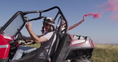 Genç arkadaşlar sabah güneşinde eğleniyorlar, hipsterlar macera arıyorlar.