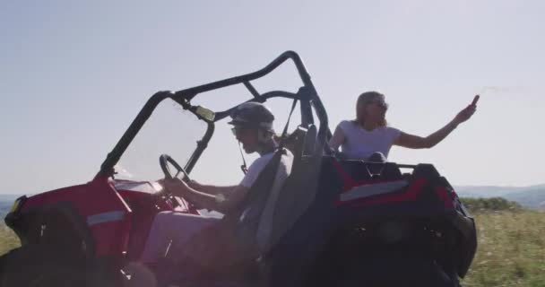 Giovani amici che si divertono al sole del mattino, hipster in cerca di avventura — Video Stock