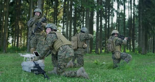 Modern Warfare Soldiers Squad Setzt Drohnen Zur Erkundung Und Überwachung — Stockvideo