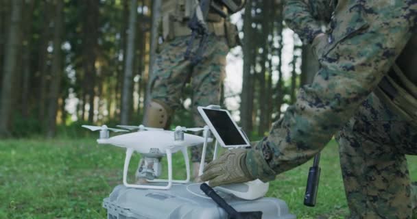 Modern Warfare Soldiers Squad Setzt Drohnen Zur Erkundung Und Überwachung — Stockvideo