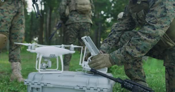 Escuadrón Soldados Guerra Moderna Está Usando Aviones Tripulados Para Explorar — Vídeo de stock