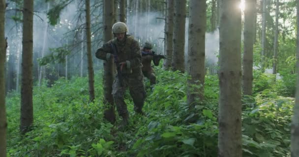 Escuadrón Soldados Guerra Moderna Corriendo Como Equipo Formación Batalla — Vídeo de stock