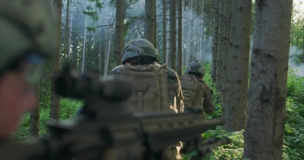 Moderne Oorlogsvoering Soldaten Squad Running Als Team Battle Formation — Stockvideo