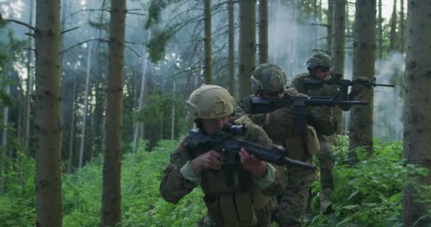 Escuadrón Soldados Guerra Moderna Corriendo Como Equipo Formación Batalla — Vídeo de stock