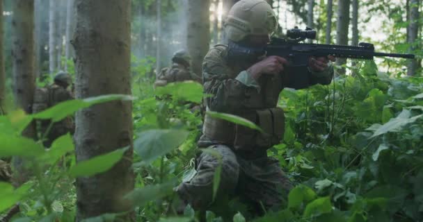 Moderní Bojový Oddíl Vojáků Běží Jako Tým Bitevní Formaci — Stock video