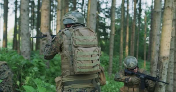 Escuadrón Soldados Guerra Moderna Corriendo Como Equipo Formación Batalla — Vídeo de stock