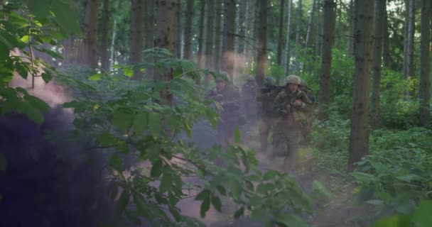 Escuadrón Soldados Guerra Moderna Corriendo Como Equipo Formación Batalla — Vídeo de stock