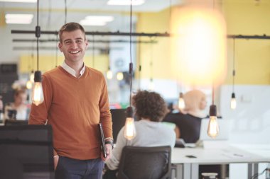 İnovasyon ve fikir kavramını temsil eden ampul dekorasyonu ile birlikte modern girişim iş ortaklığı alanında iş portresi