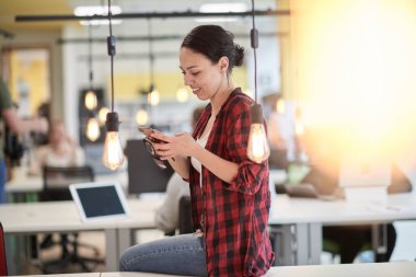 Yaratıcı modern iş hayatında sıradan bir iş kadını açık uzay ofisi kuruyor.