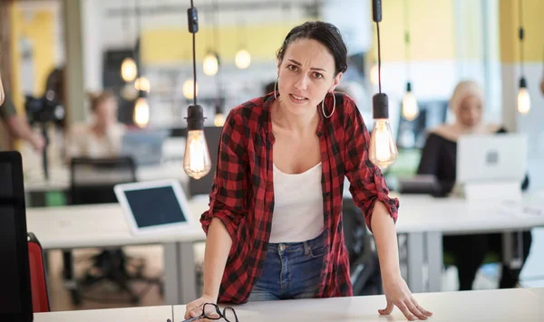 Casual Zakenvrouw Aan Het Werk Creatieve Moderne Coworking Startup Open — Stockfoto