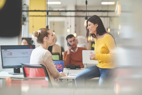 Rumores Oficina Con Dos Chicas Susurrando Coworking Espacio Abierto Startup — Foto de Stock