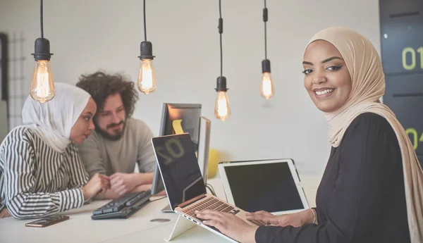 Hermosa Mujer Negocios Musulmana Africana Moderna Oficina Usando Hijab Espacio —  Fotos de Stock