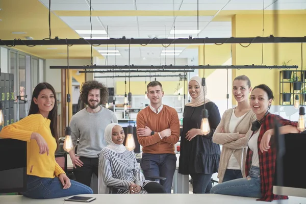 現代のスタートアップオフィスでビジネスチームのポートレート 一緒に立って 写真やる気と創造的な成功した多様な従業員グループのポーズ — ストック写真