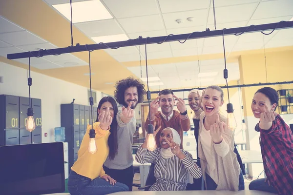ビジネスチームは現代のコワーキング オープン スペース オフィスでお祝いと楽しみ — ストック写真