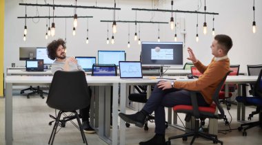 Ofisteki arkadaşlar stres kontrol topu konsepti risk ve iş ortaklığı ile oynuyorlar