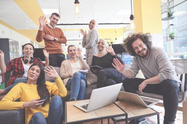 Equipo Negocios Celebrando Divertirse Coworking Moderno Espacio Abierto Oficina — Foto de Stock