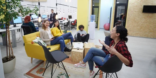 Skupina Podnikatelů Moderní Kanceláři Mají Týmové Setkání Brainstorming Při Práci — Stock fotografie