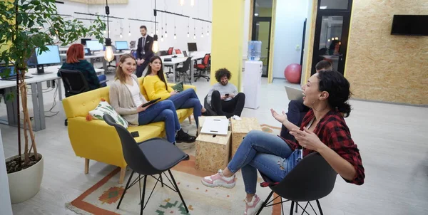 Grupo Personas Negocios Oficina Moderna Tienen Una Reunión Equipo Lluvia —  Fotos de Stock