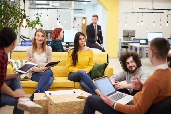 Grupo Pessoas Negócios Escritório Moderno Tem Uma Reunião Equipe Brainstorming — Fotografia de Stock