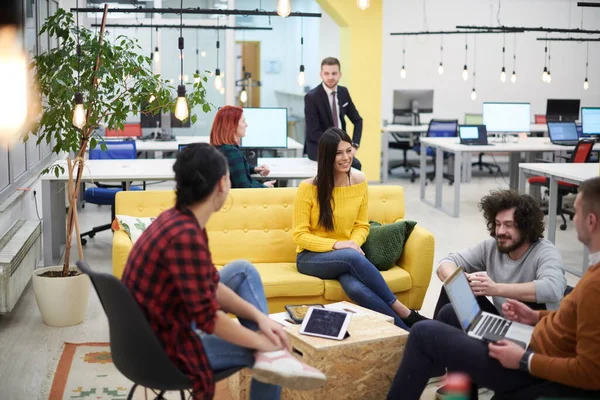 Geschäftsleute Modernen Büro Haben Ein Teammeeting Und Brainstorming Während Sie — Stockfoto