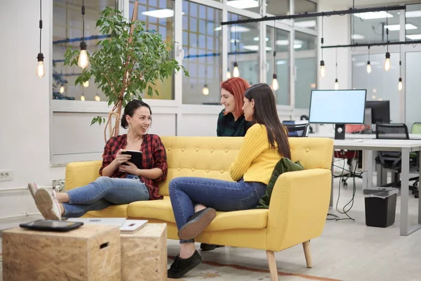 Gruppe Von Freundinnen Bei Einem Teamtreffen Und Diskussionen Über Projekte — Stockfoto