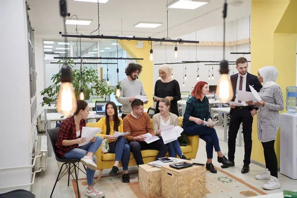 Grupo Pessoas Negócios Escritório Moderno Tem Uma Reunião Equipe Brainstorming — Fotografia de Stock