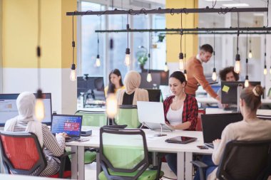 Girişimci yaratıcı iş alanındaki günlük yaşam