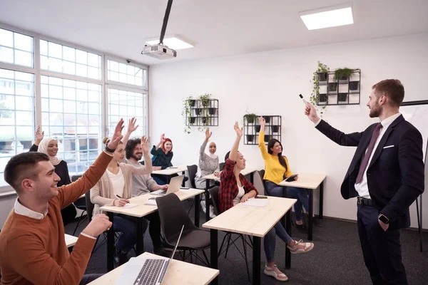 Grupo Estudantes Educação Empresarial Sala Aula Apresentação — Fotografia de Stock