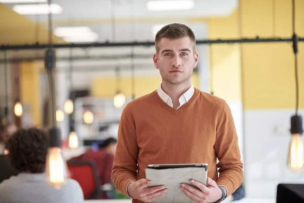 Geschäftsmann Porträt Modernem Startup Business Coworking Space Mit Glühbirnendekoration Die — Stockfoto