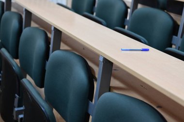 boş sınıf üniversitesi ya da kolaj koronavirüs salgınında okul konseptine geri döndü